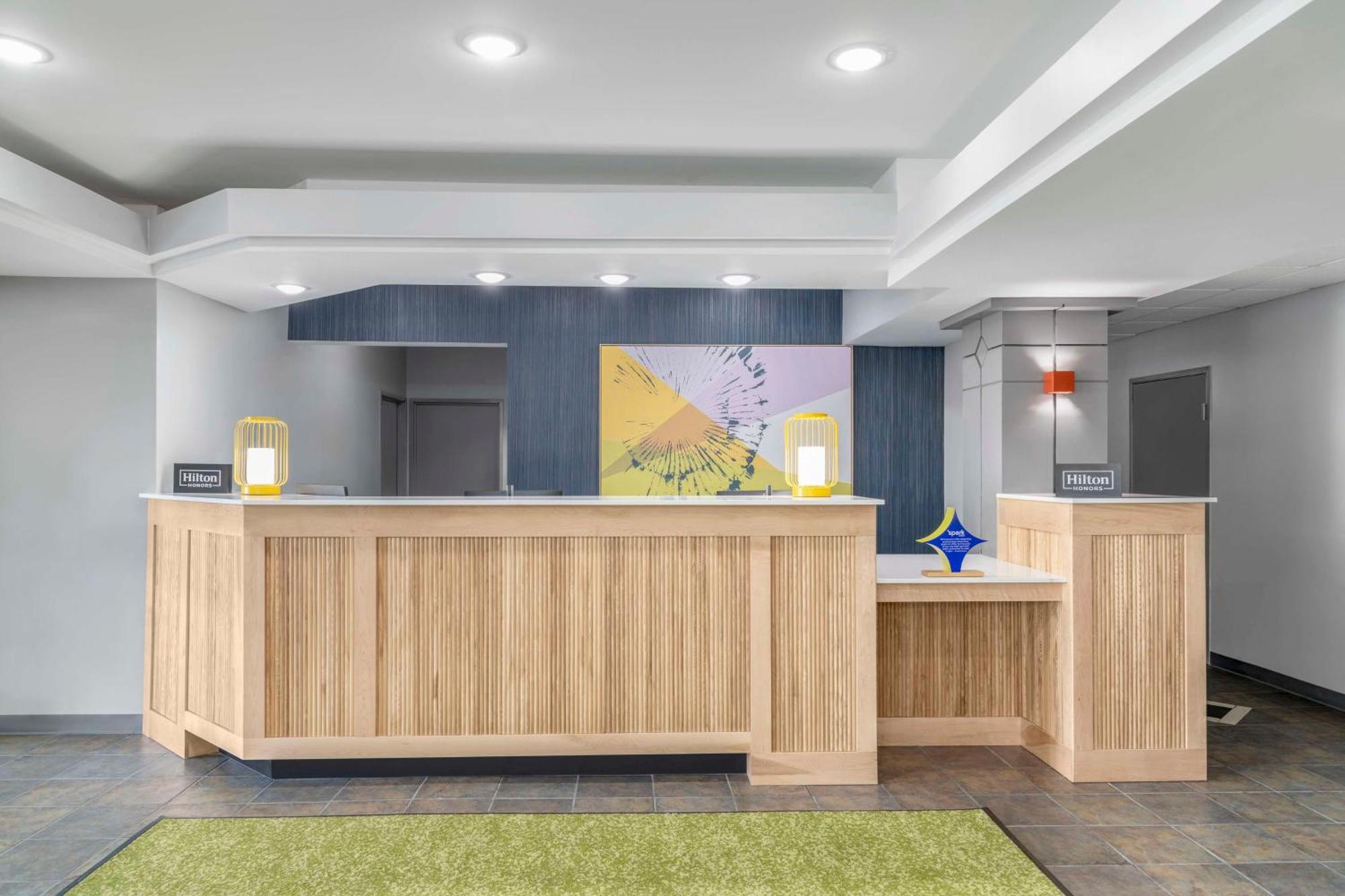 Spark By Hilton Lansing Ngoại thất bức ảnh